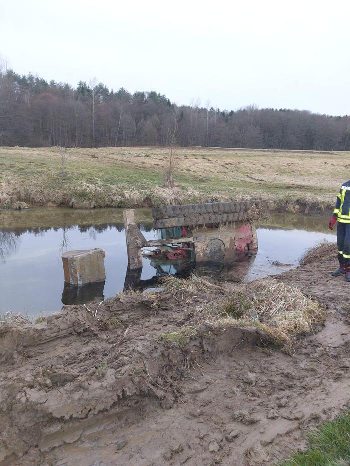 Keine Verletzten Fahrer landete in Stainz mit seinem Bagger im Teich